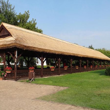 Sarlospuszta Club Hotel Tatarszentgyorgy Exterior photo