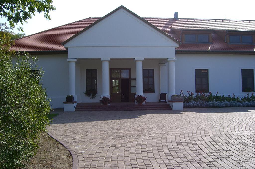 Sarlospuszta Club Hotel Tatarszentgyorgy Exterior photo
