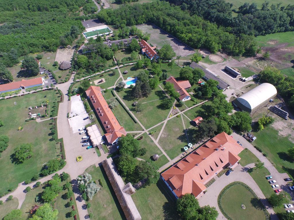 Sarlospuszta Club Hotel Tatarszentgyorgy Exterior photo