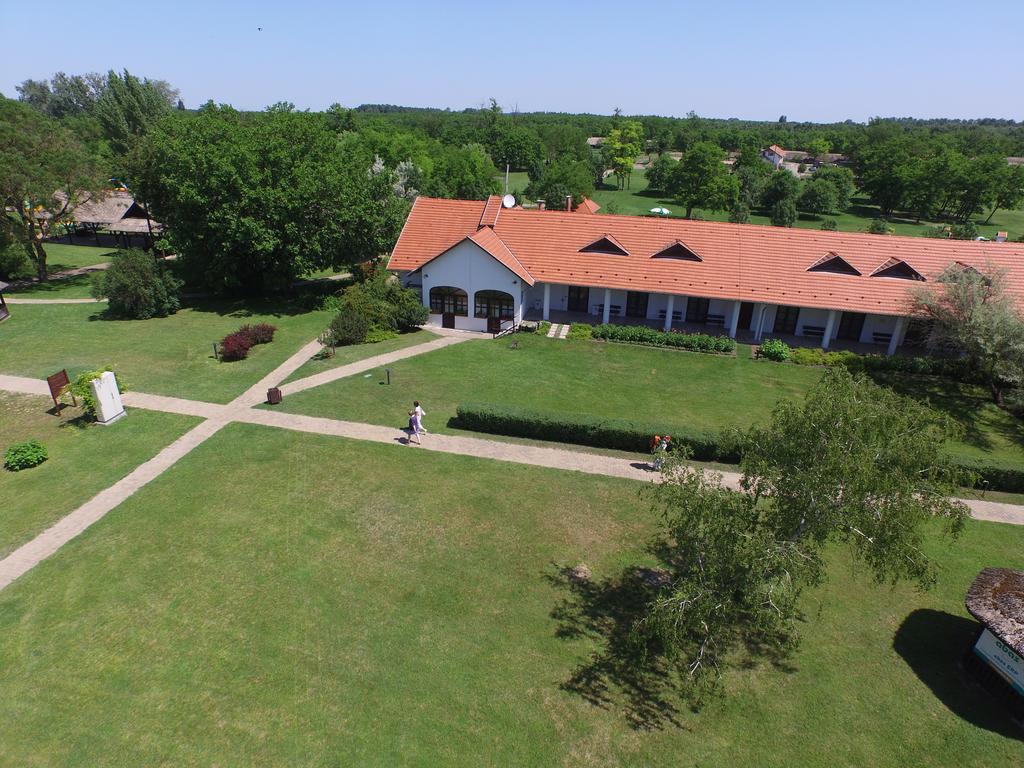 Sarlospuszta Club Hotel Tatarszentgyorgy Exterior photo