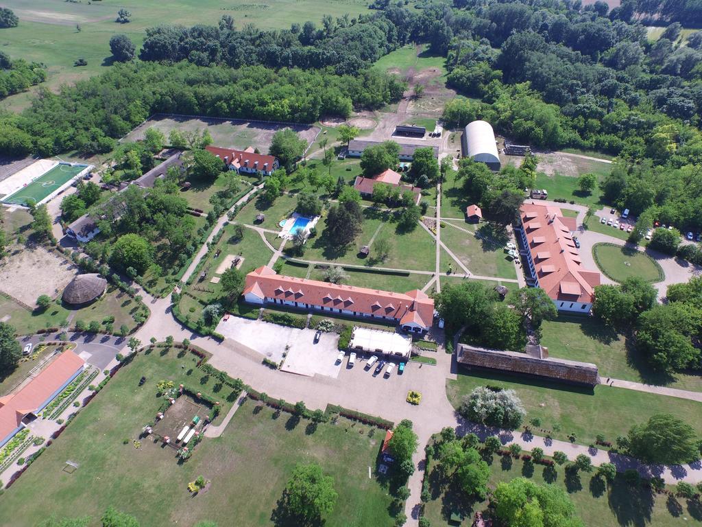 Sarlospuszta Club Hotel Tatarszentgyorgy Exterior photo