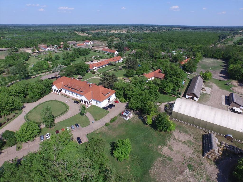 Sarlospuszta Club Hotel Tatarszentgyorgy Exterior photo